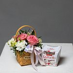 Композиция в корзине из роз и альстромерий "Цветочный комплимент" + конфеты 
