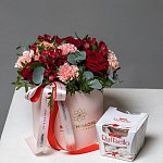 Композиция из роз и гвоздик "Любовь в букете" + конфеты 